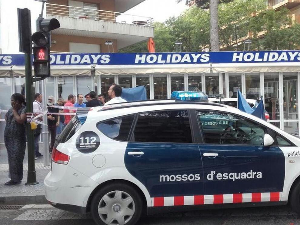 Al lugar de los hechos se han desplazado varias dotaciones de los Mossos d'Esquadra y dos ambulancias del SEM.