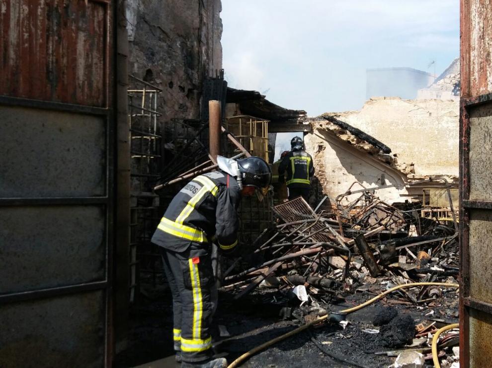 El incendio ha comenzado en un almacén situado en la calle Muntadas que estaba lleno de todo tipo de materiales inflamables.