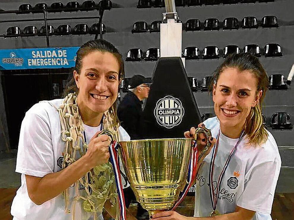 Ferrari y Ocete posan con el título de campeonas.