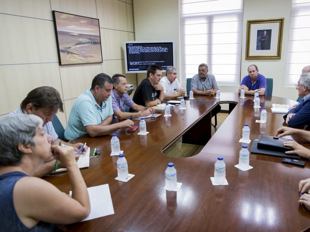 Reunión del consejero Joaquín Olona con los representantes del sector agrario sobre la situación de la fruta de hueso.