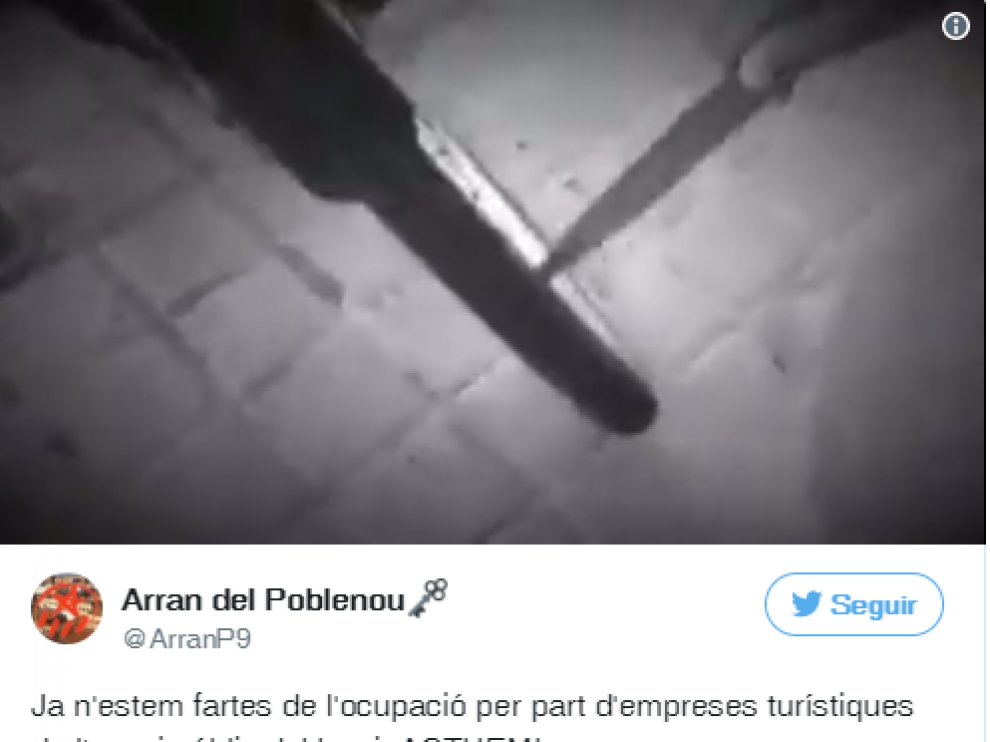 Los radicales de la CUP pasan de atacar el bus turístico a pinchar bicis de alquiler