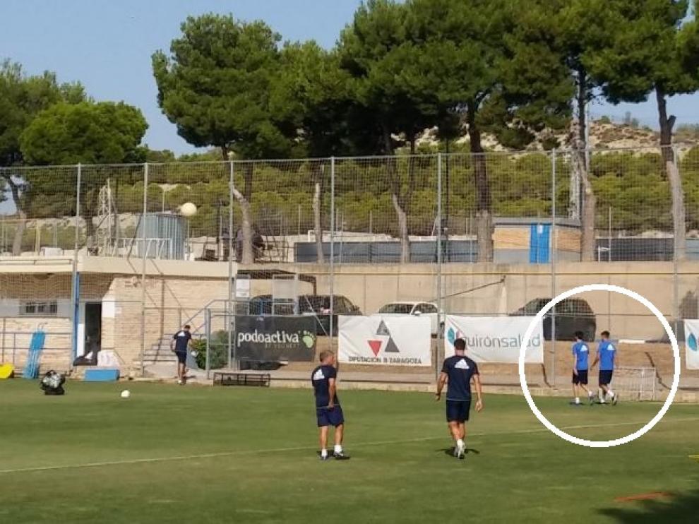 Lanzarote, junto a Bedia (dentro del círculo), acuden al vestuario tras ser llamados para asistir a una breve charla previa al inicio del entrenamiento de este miércoles. Después, se irían al gimnasio.