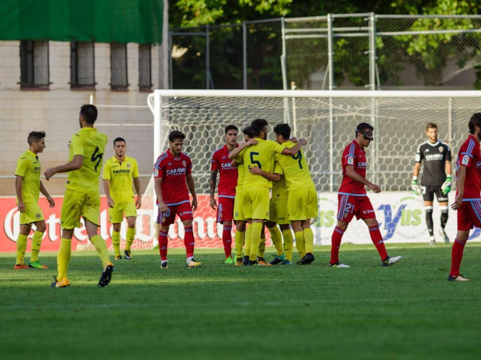 Los futbolistas del Real Zaragoza, desolados tras encajar el 2-1 del Villarreal B este miércoles en el amistoso de Teruel.
