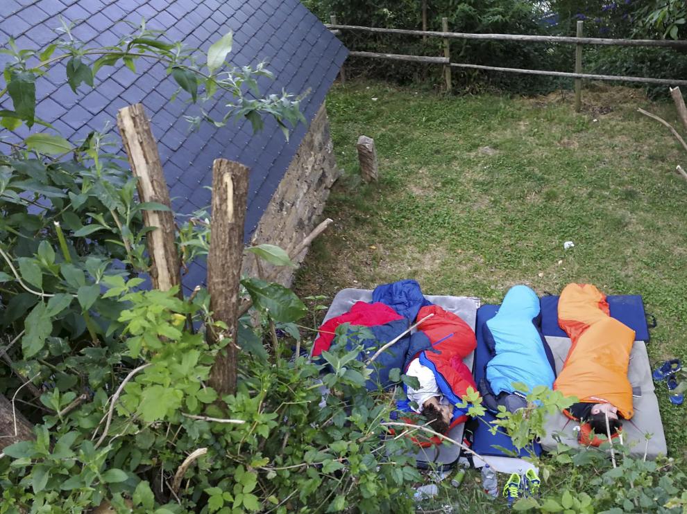 La cara B de Pirineos Sur. Varias personas durmiendo en sacos junto al lavadero del pueblo.