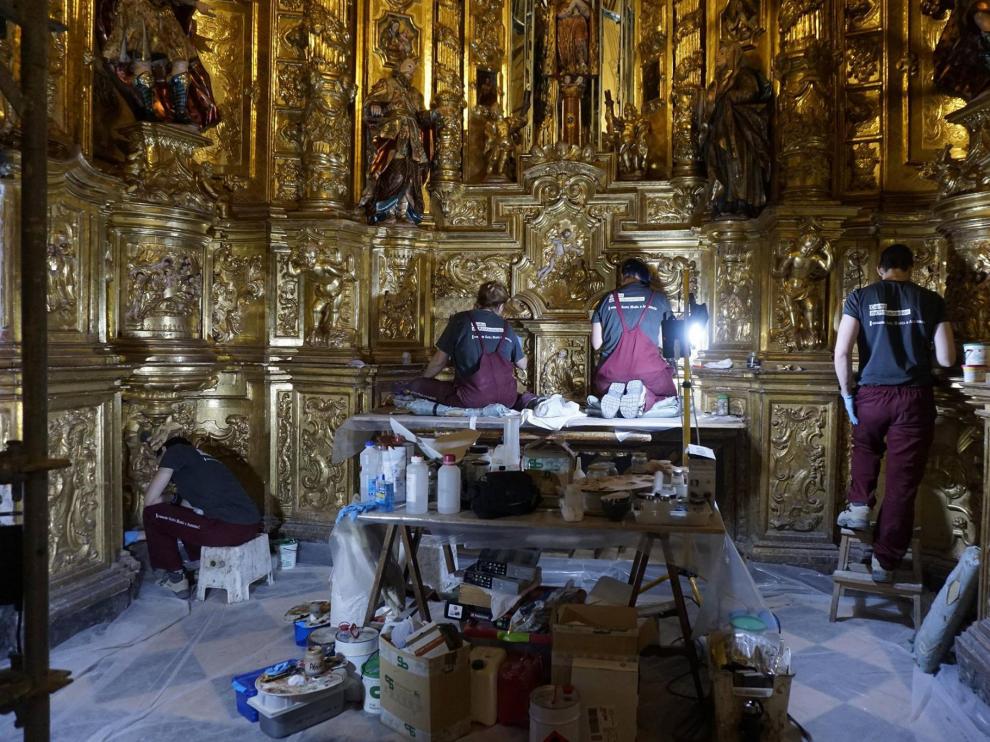 Los técnicos ultiman las labores en el retablo de la capilla del Pilar.