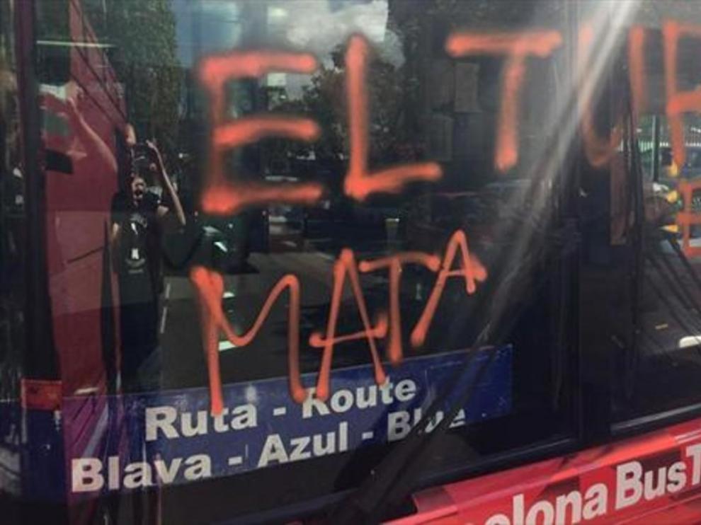Pintadas en un autobús contra el turismo