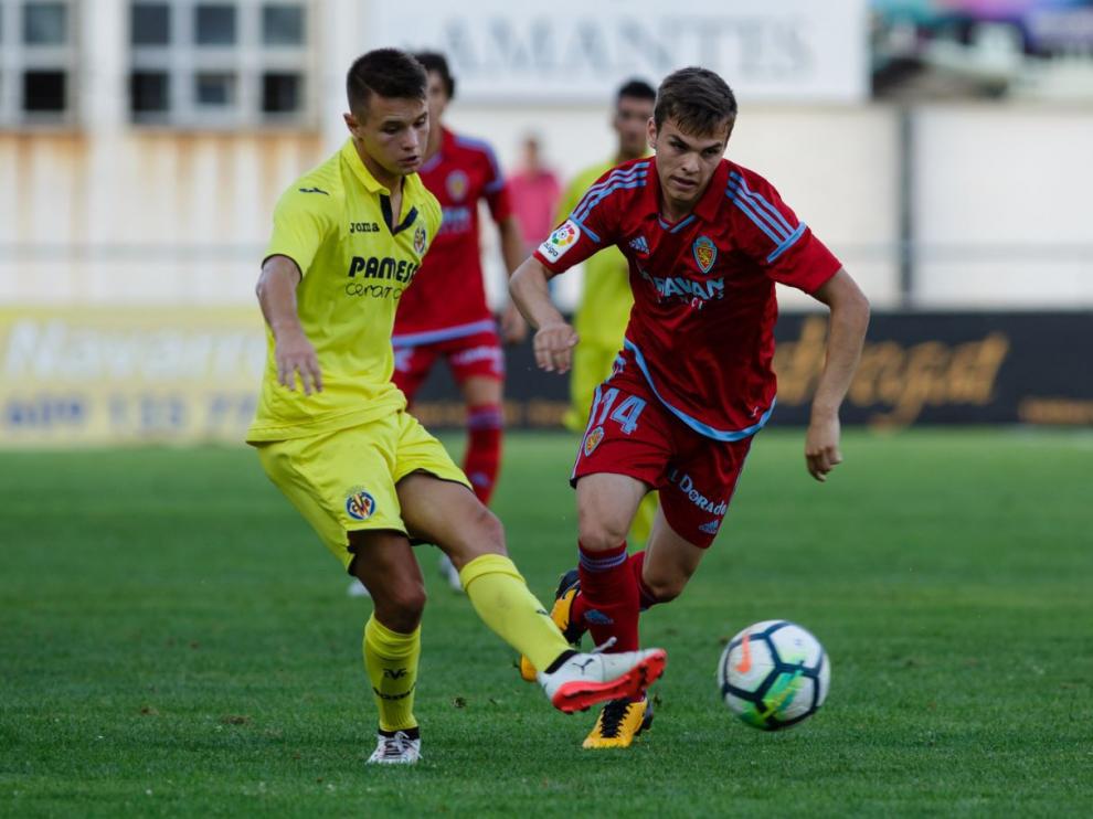 Aleix Febas, nuevo centrocampista del Real Zaragoza, pugna con un rival del Villarreal B el pasado miércoles en el amistoso de Teruel.