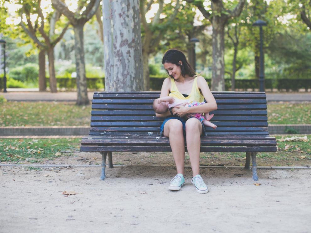 Retratos para reivindicar la lactancia y dar las gracias a las mamás que dan el pecho en el Parque Grande de Zaragoza.