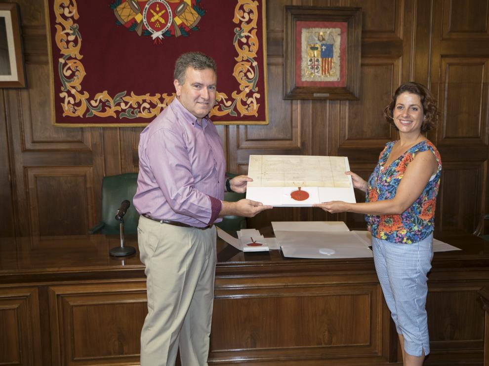 El concejal de Patrimonio Cultural, José Luis Torán, y la alcaldesa, Emma Buj, con los sellos.