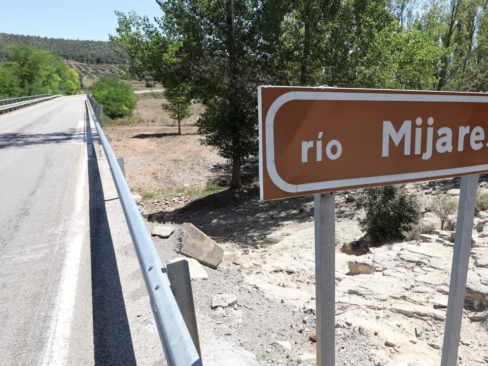 El cauce del Mijares, al fondo, completamente seco a su paso por La Puebla de Valverde y Valbona.