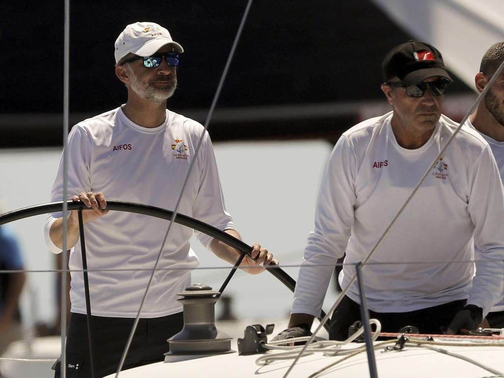 El rey Felipe VI a bordo del 'Aifos' durante la última jornada de la 36 Copa del Rey de vela.