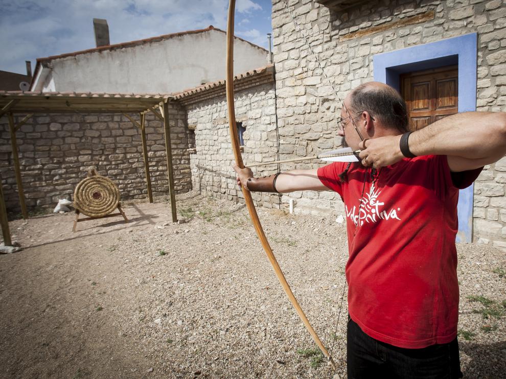 David Castillo practicando el tiro con arco medieval.