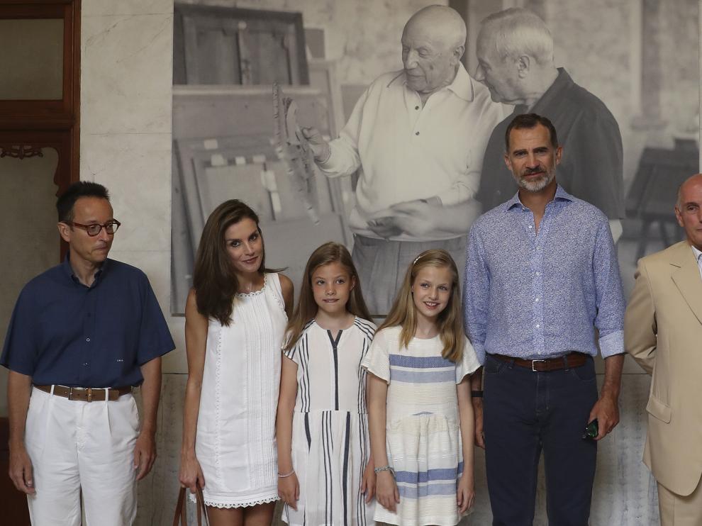 Los Reyes y sus hijas visitan una exposición de Miró y Picasso