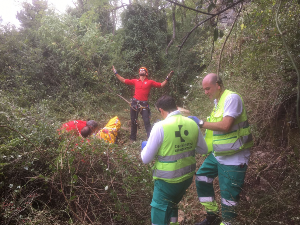 La joven ha sido evacuada en helicóptero hasta San Sebastián.