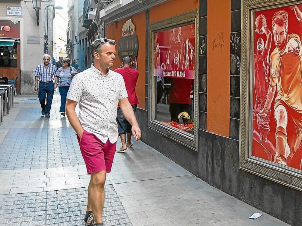 Un joven caminaba esta semana junto a un salón de apuestas del popular Tubo zaragozano.
