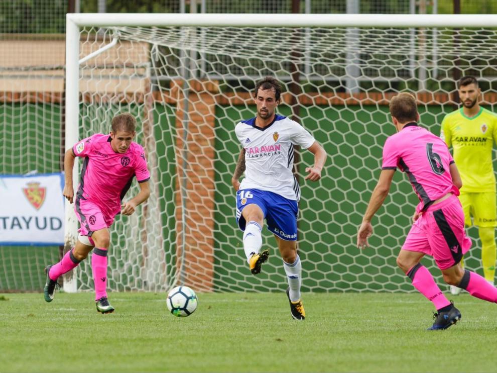 Esta imagen de Eguaras en Pinilla resume su gran partido ante el Levante este sábado. El medio centro del Real Zaragoza saca la pelota jugada desde atrás, montando un ataque con un pase con el exterior del pie derecho.