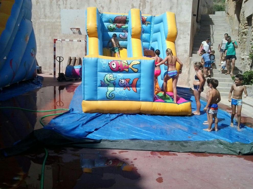 Los niños de Cuevas de Cañart disfrutaron de los castillos acuáticos en las fiestas de la localidad.