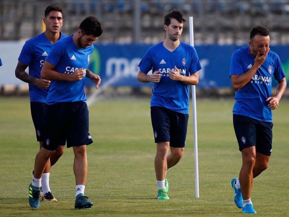 Lanzarote, junto a Xumetra (ambos, decartados por el Real Zaragoza), corren este lunes junto a Jesús Valentín y Papunashvili al inicio del entrenamiento.