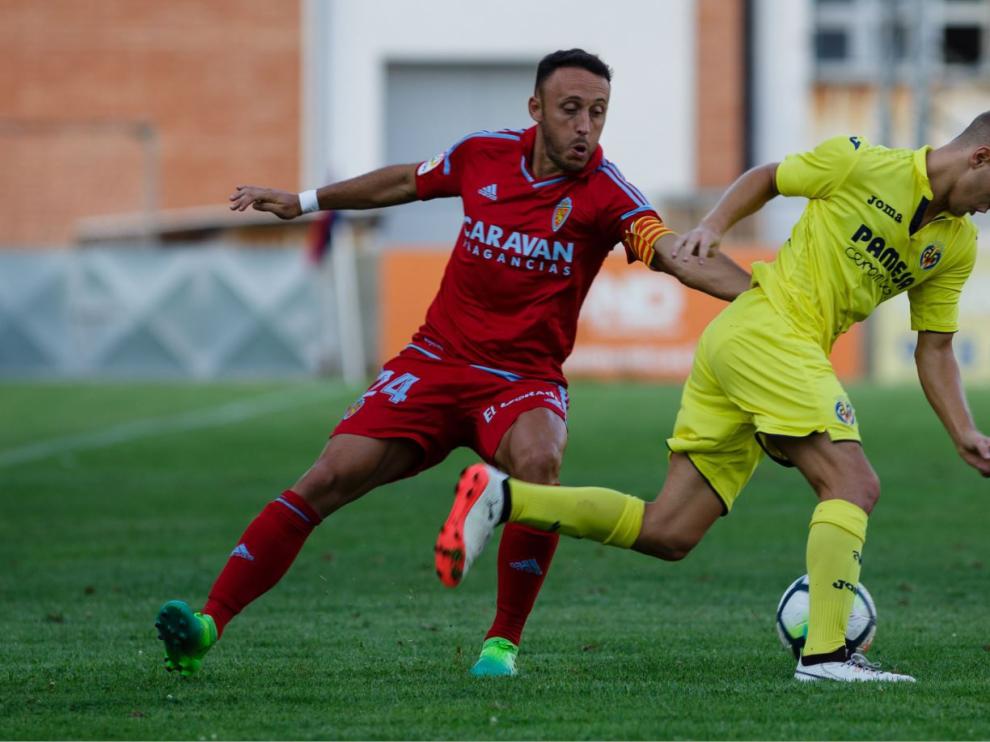 Xumetra, en una curiosa imagen que se dio el pasado miércoles en Teruel. Pese a que su destino podía estar, mayormente, fuera del Real Zaragoza en breves días, el extremo acabó como capitán en el partido frente al Villarreal B cuando se marcharon del campo Zapater y Javi Ros.