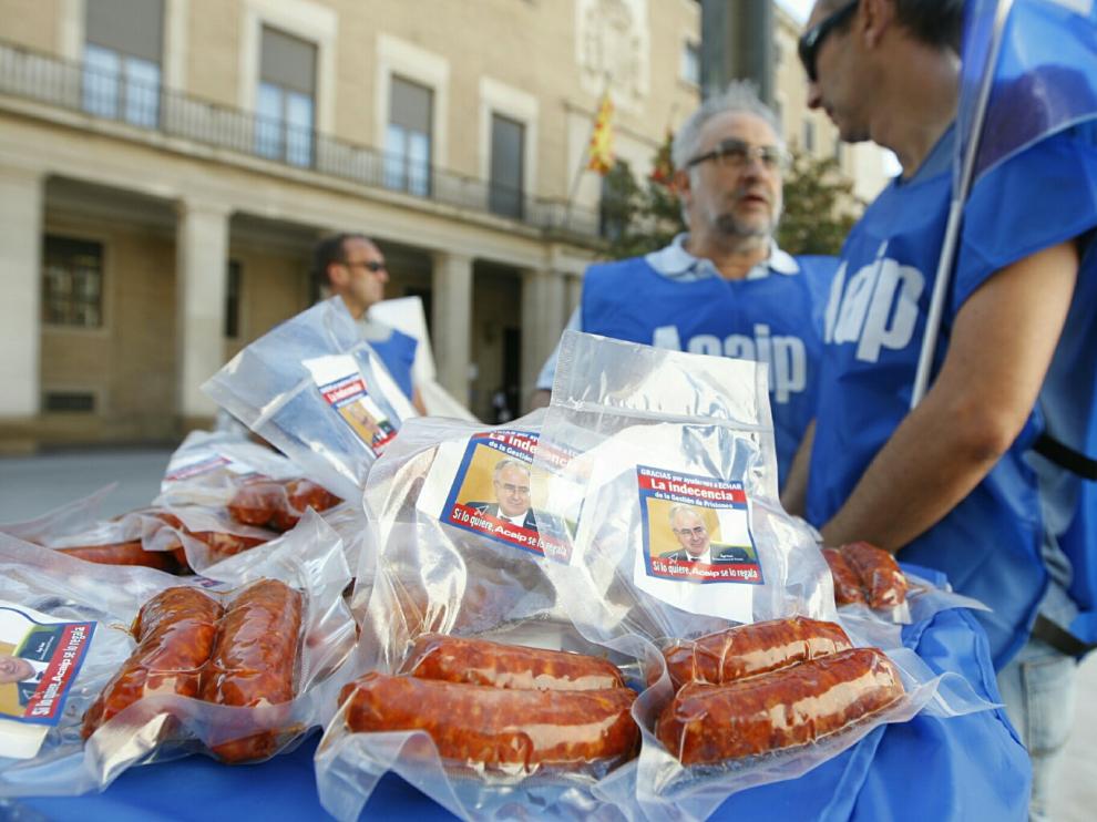 Funcionarios de prisiones regalan chorizos en Zaragoza
