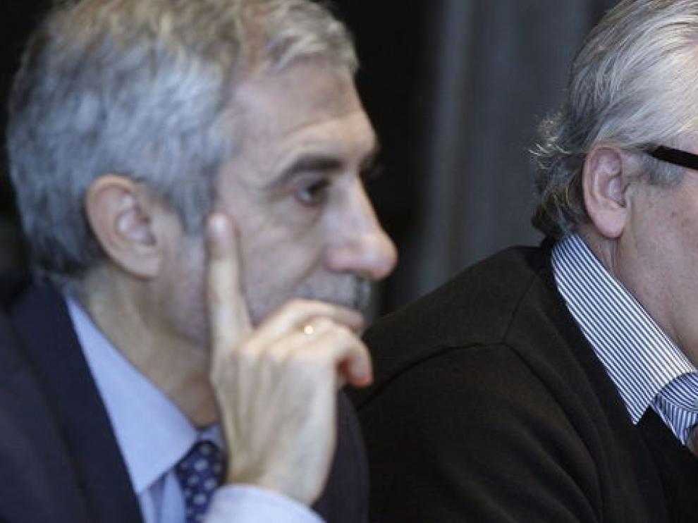 El portavoz de Izquierda Unida en la junta general del Principado de Asturias, Gaspar Llamazares, y el juez Baltasar Garzón.