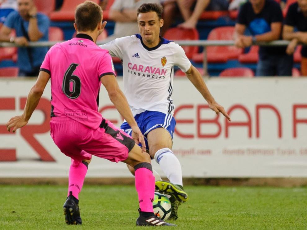 Dani Lasure, en un lance de juego con el levantinista Manzanara, el pasado sábado en el Levante-Real Zaragoza disputado en Teruel.