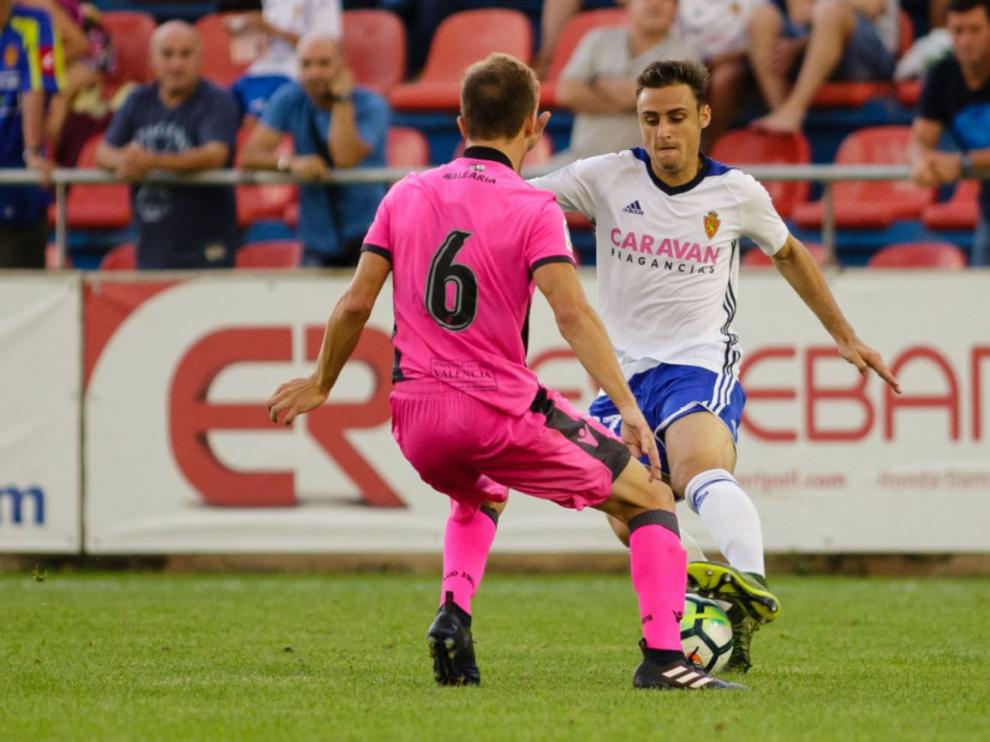Lasure, el pasado sábado en Teruel, ejecuta un quiebro sobre el jugador del Levante Manzanara.