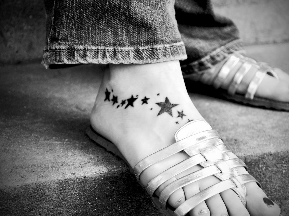 Los tatuajes en los pies son una de las tendencias más demandadas.