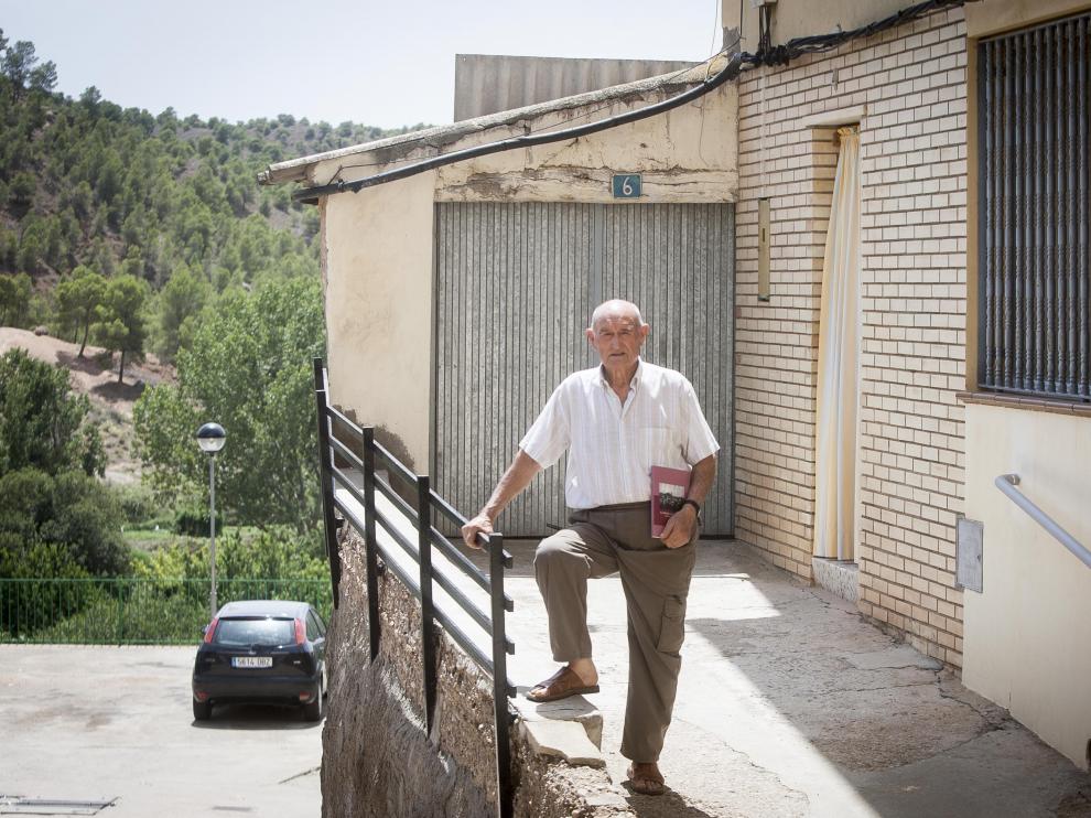 Jesús Tena, en la antigua entrada de la casa (ahora remodelada) en la que nació.