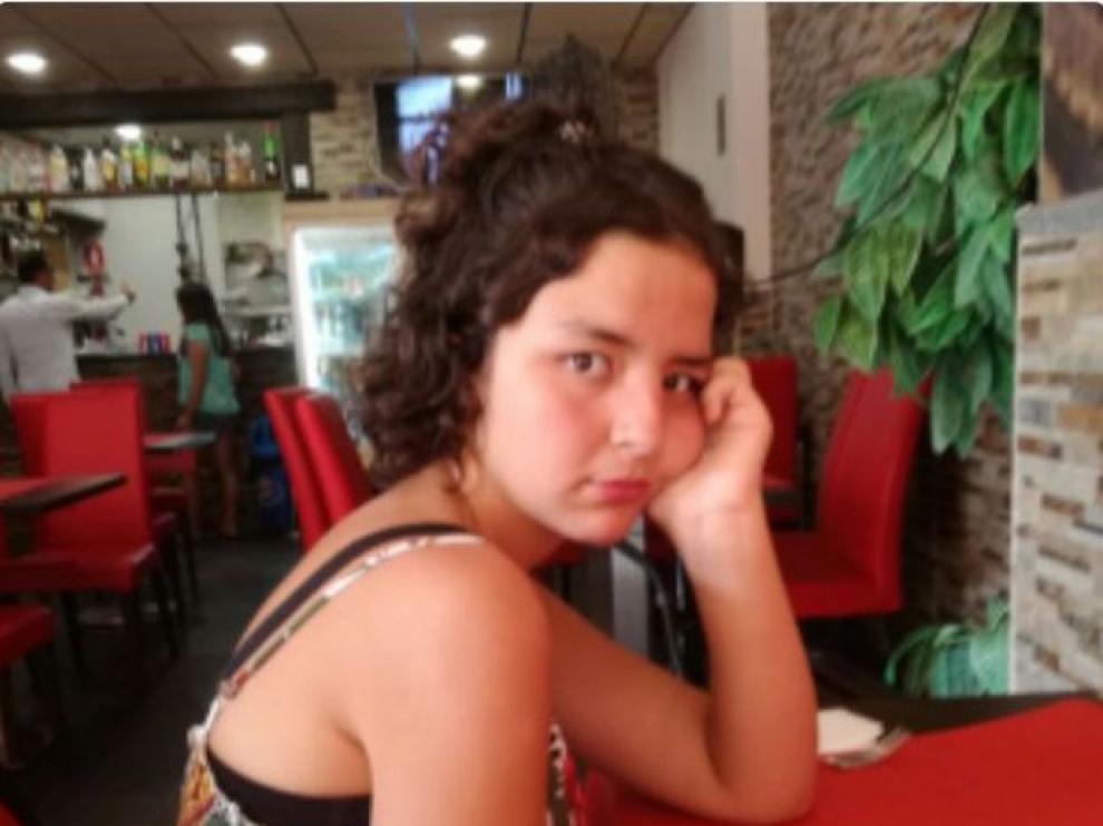 La joven desaparecida se llama Ouisal, tiene el pelo moreno y rizado y una leve discapacidad intelectual.