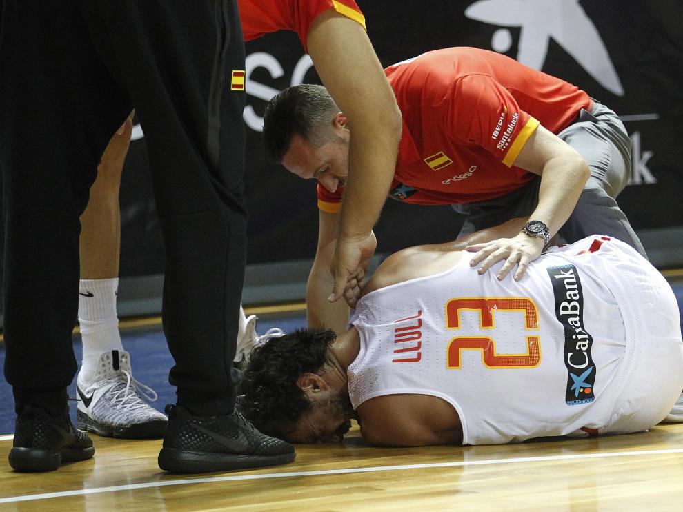 Llull se duele en el suelo de la rodilla, durante el partido de este miércoles ante Bélgica.