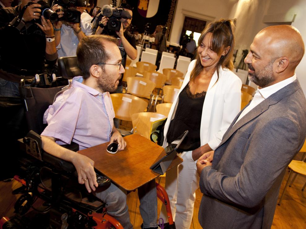 Echenique en la toma de posesión de los dos miembros de Podemos que se han incorporado al Gobierno del socialista Emiliano García-Page.