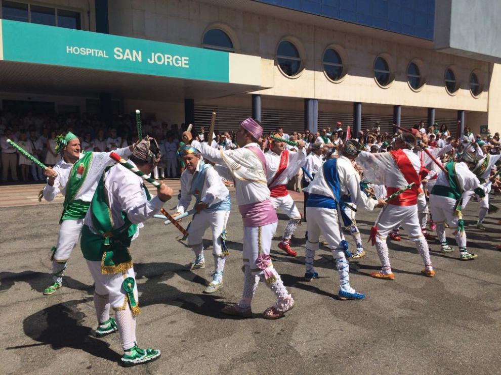 Actuación de los Danzantes en el Hospital San Jorge.