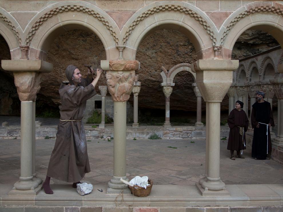 El maestro cantero trabaja en claustro del monasterio.