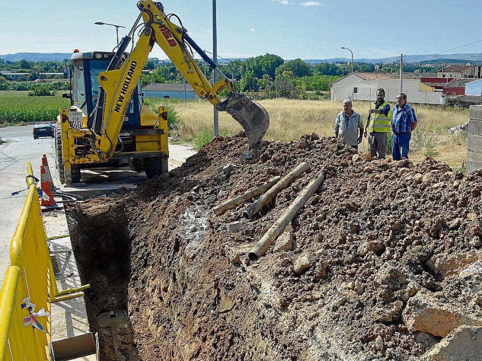Obras de reparación. Los trabajos para reparar la primera de las cinco averías aparecidas en distintos puntos de la tubería se ejecutaron ayer en la cuesta de acceso al barrio turiasonense de Tórtoles. La solución definitiva pasaría por renovar el deteriorado conducto, una actuación que costaría 800.000 .