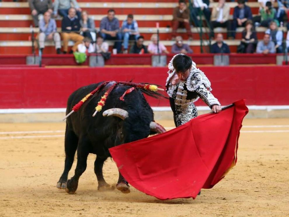 Imanol Sánchez, durante su última faena en la plaza de toros de La Misericordia en Zaragoza.