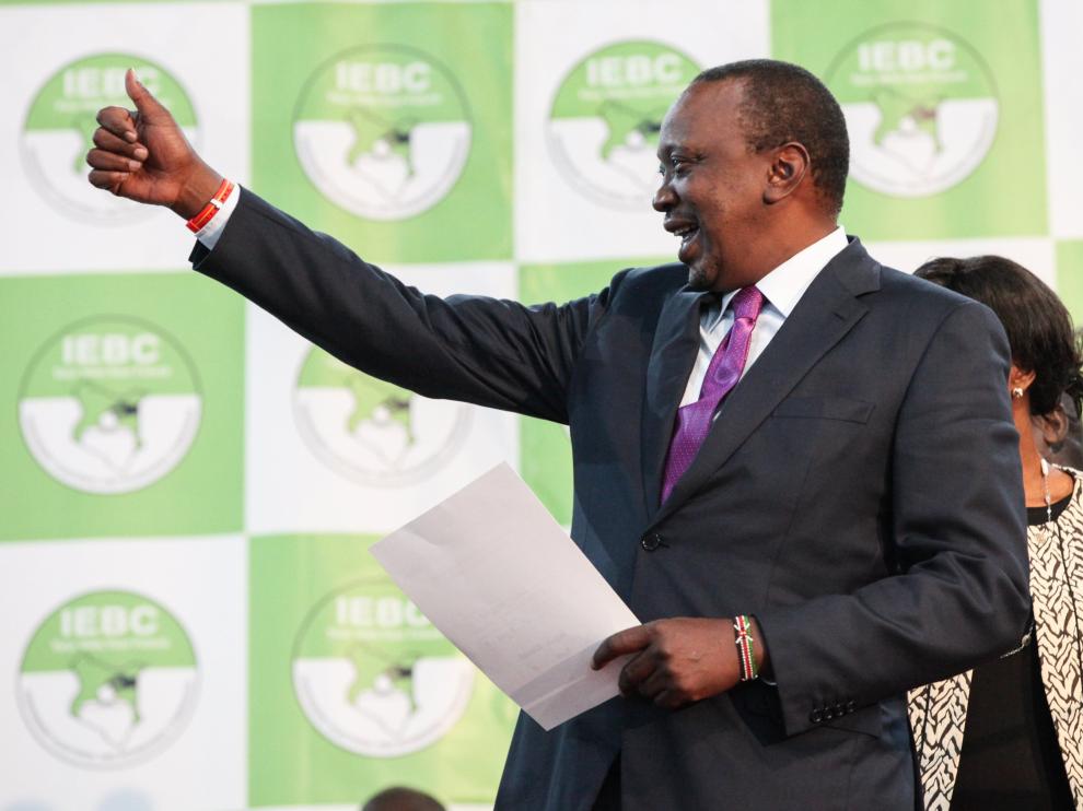 Kenyatta, celebrando su victoria electoral