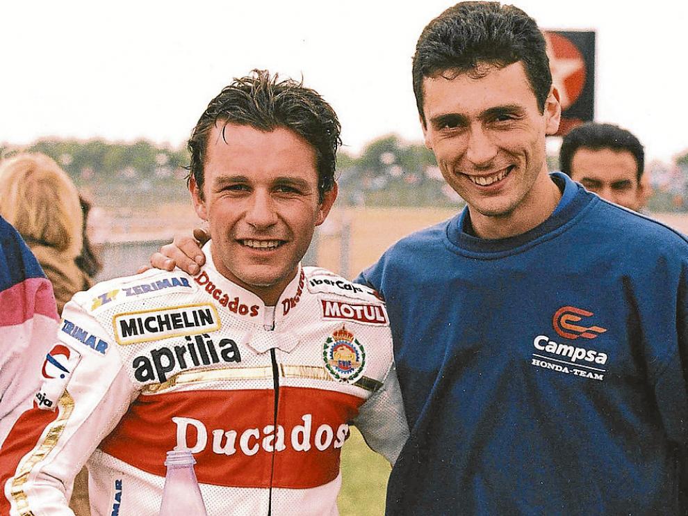 Maurel (i), tras ganar el Europeo, con su gran amigo Javier Ullate, mecánico en los inicios el piloto. archivo