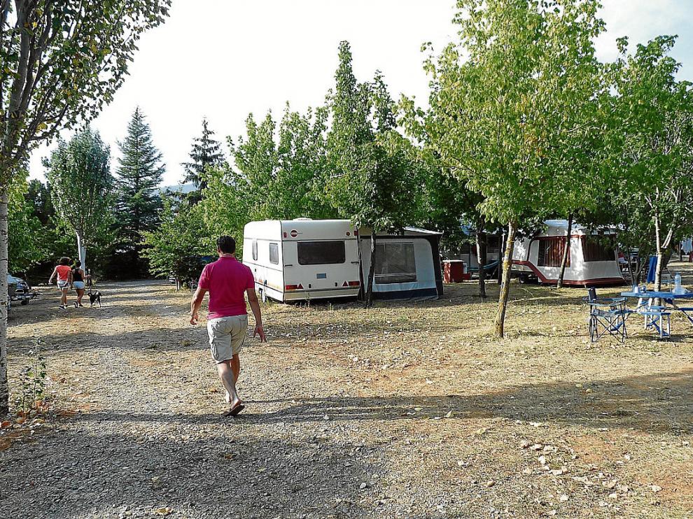 El Camping Aín está situado junto a la peña Oroel y a solo dos kilómetros de Jaca.