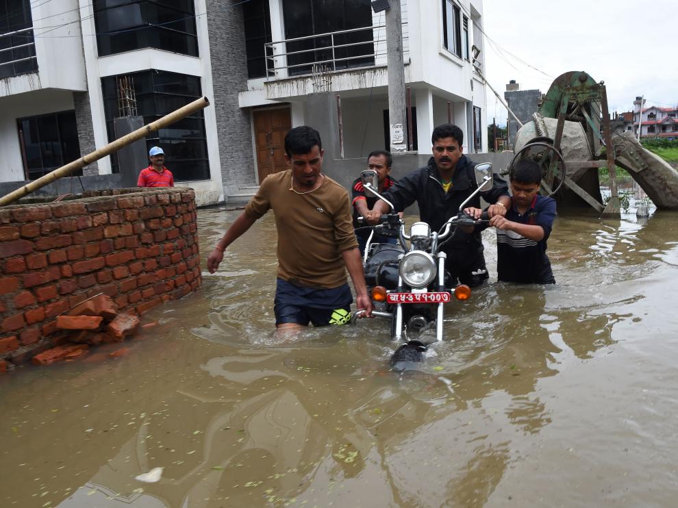 Desde el viernes, en Nepal, han muerto 34 personas y otras 36 están desaparecidas por las inundaciones.