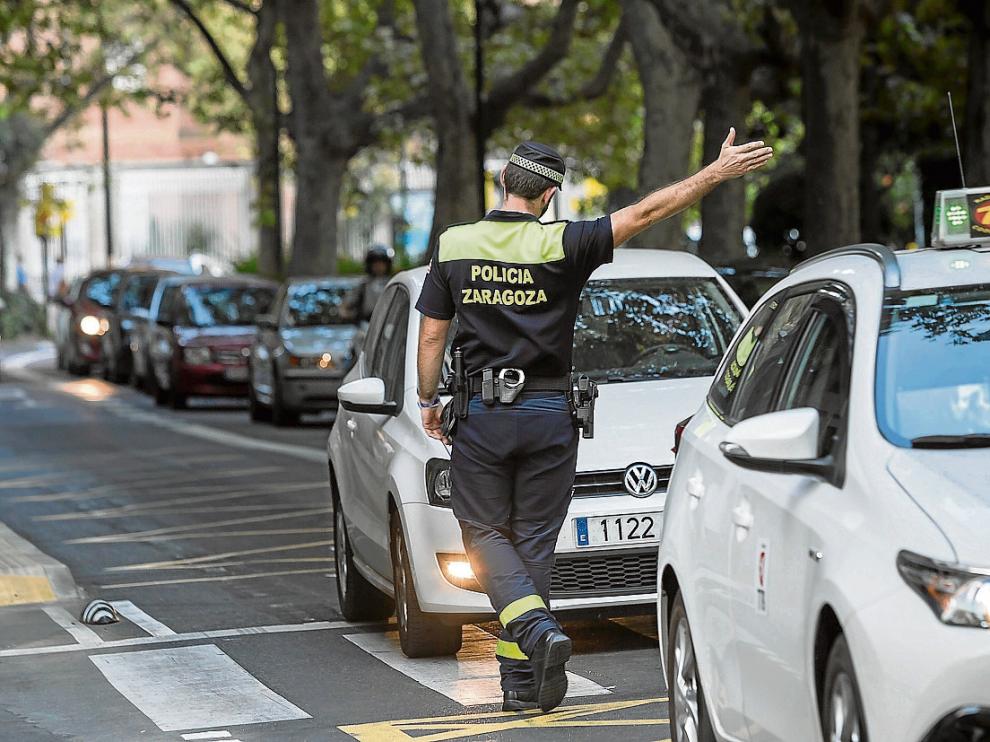 Un agente controla la circulación en el paseo de la Constitución, en pleno centro de Zaragoza.