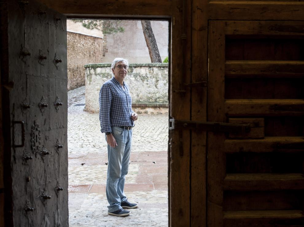 Antonio Jiménez, en la puerta de la catedral de Albarracín.