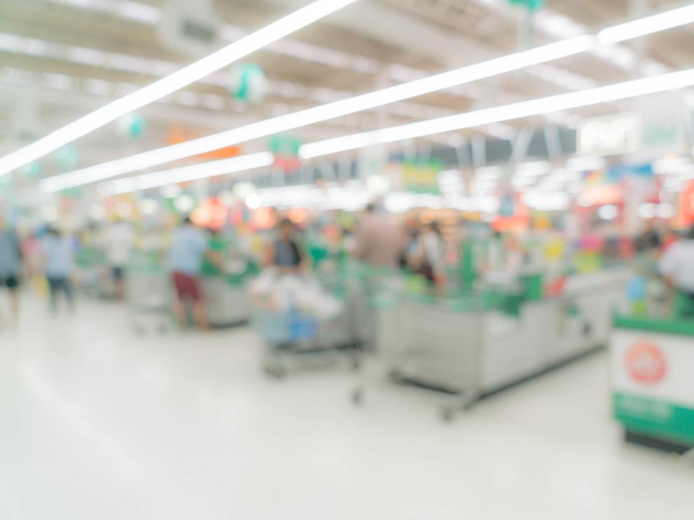 Hacer la compra con el estómago lleno ayuda a no comprar caprichos y productos que no estén en la lista.