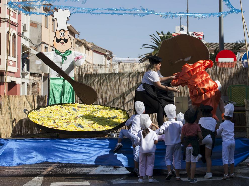 La carroza ganadora estaba organizada por varios niños disfrazados de cocineros.