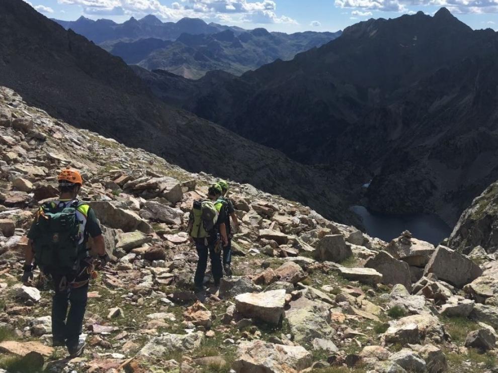 Imágenes del equipo de rescate y del lugar donde ha sido hallado el joven