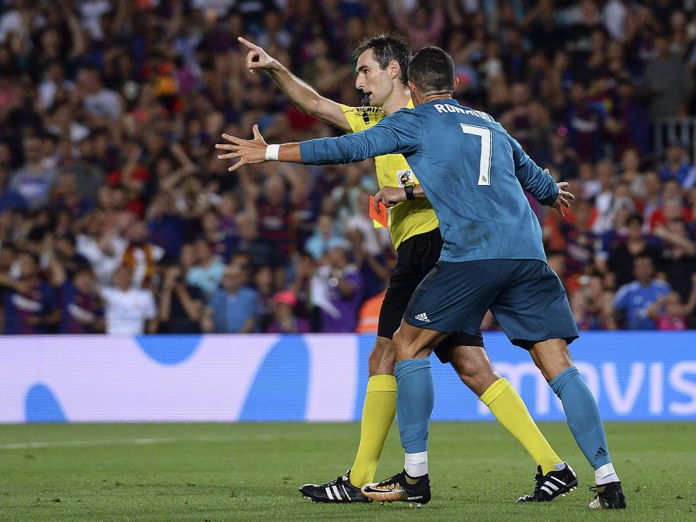 Cristiano Ronaldo protesta airadamente su expulsión al árbitro Ricardo de Burgos Bengoechea.