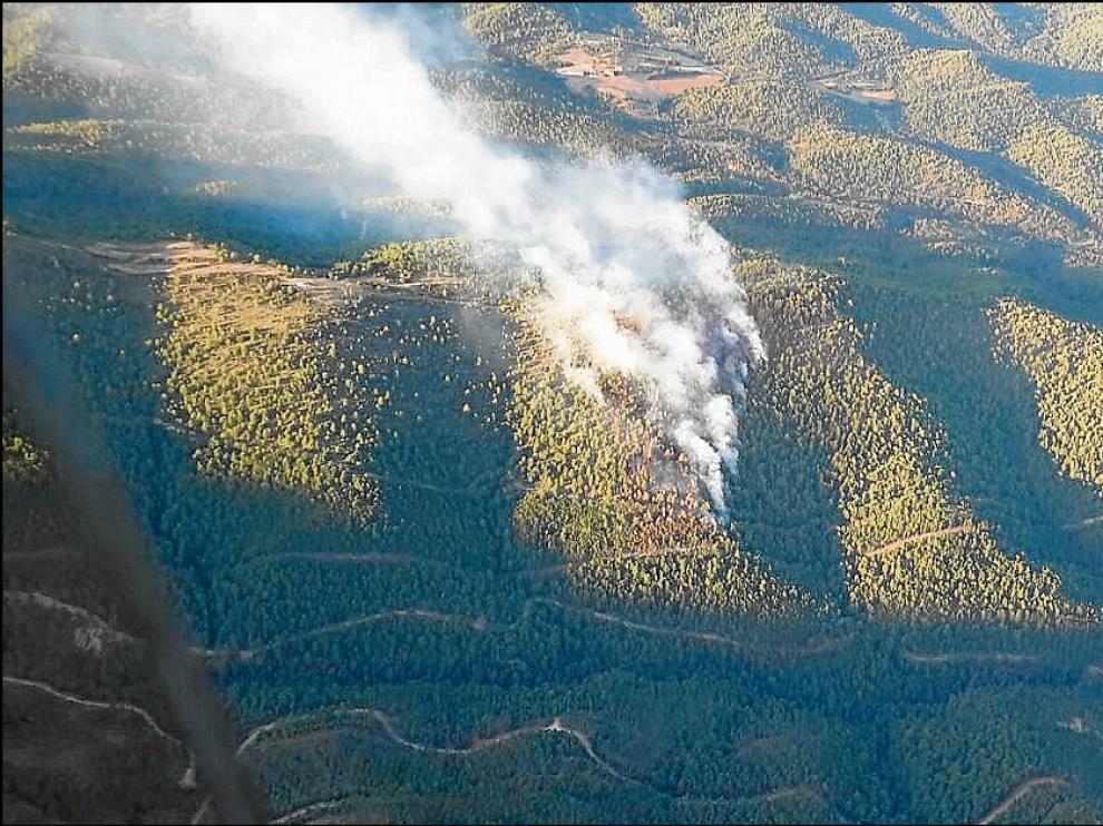El incendio amenazó un extenso pinar en el municipio de Las Peñas de Riglos.