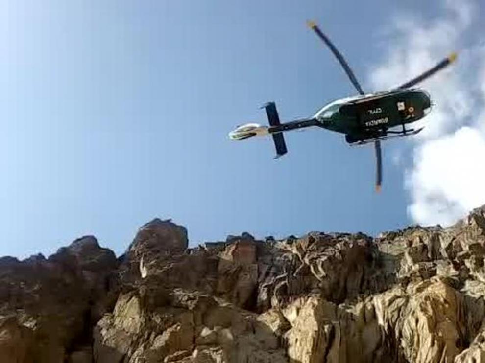 En muchos rescates es imprescindible el uso del helicóptero para acceder a la zona.