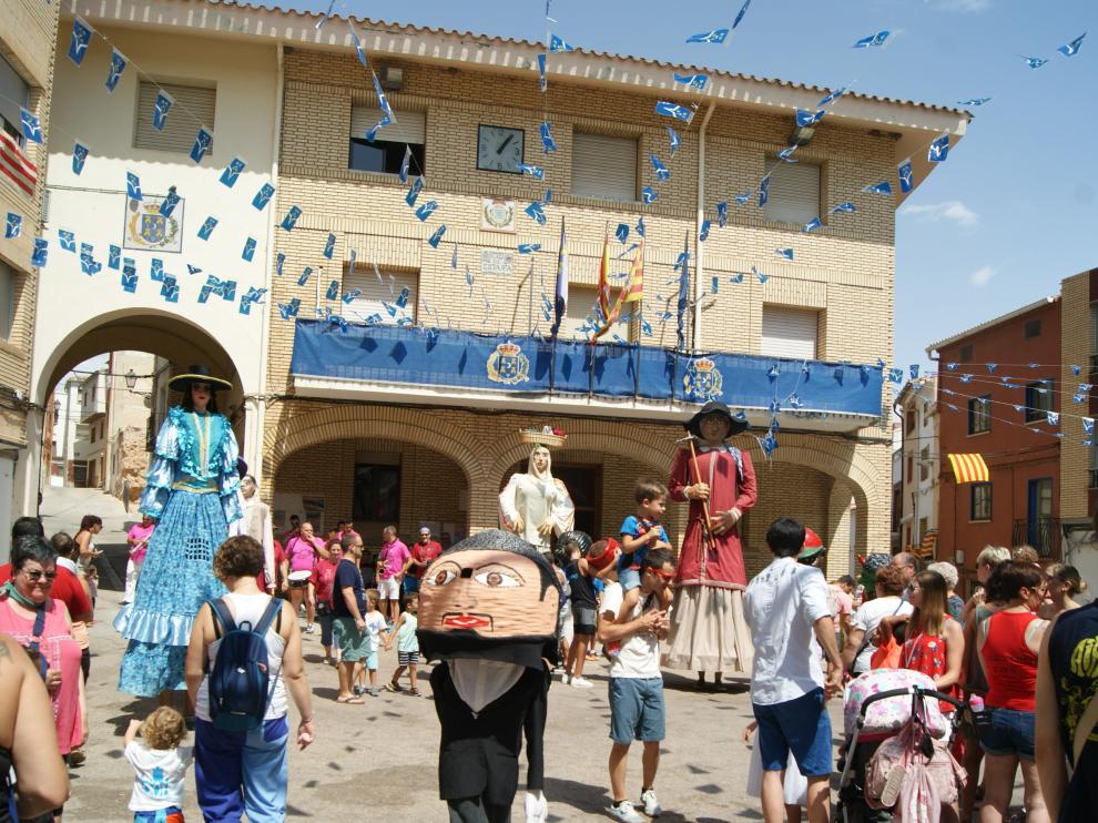 La puebla de Híjar baila con sus gigantes moriscos.