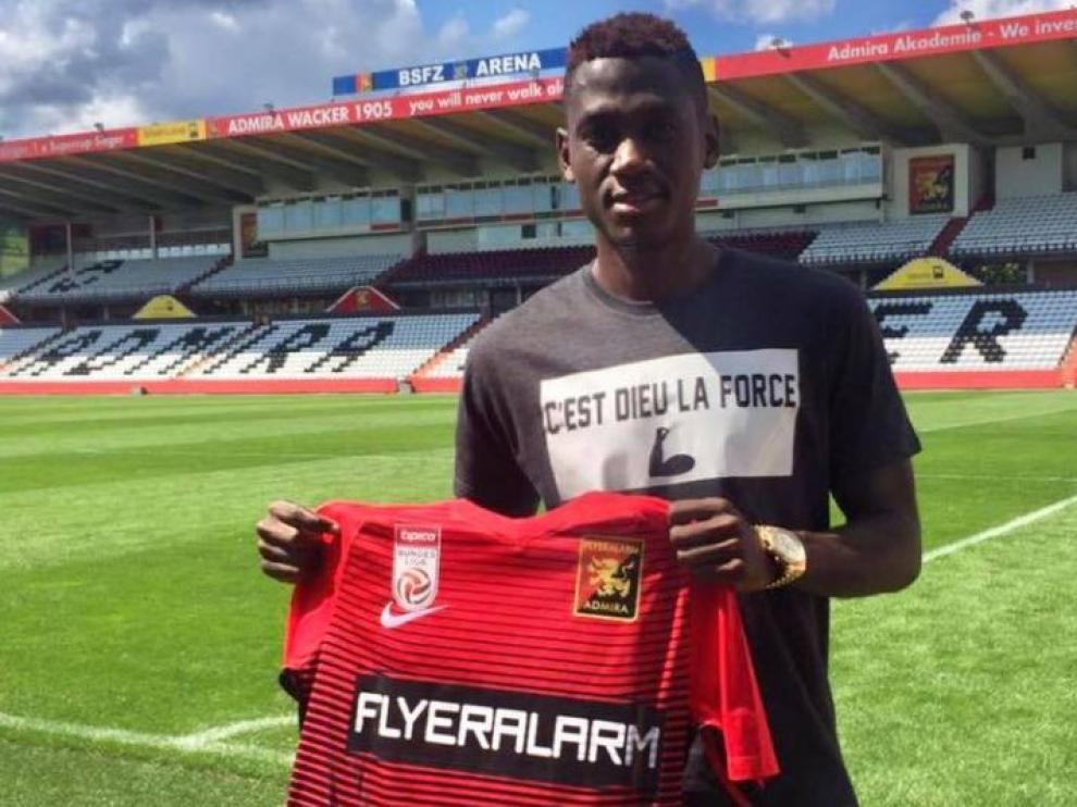 Macky Bagnack posa con la camiseta de su nuevo equipo, el histórico Admira Wacker de Austria.